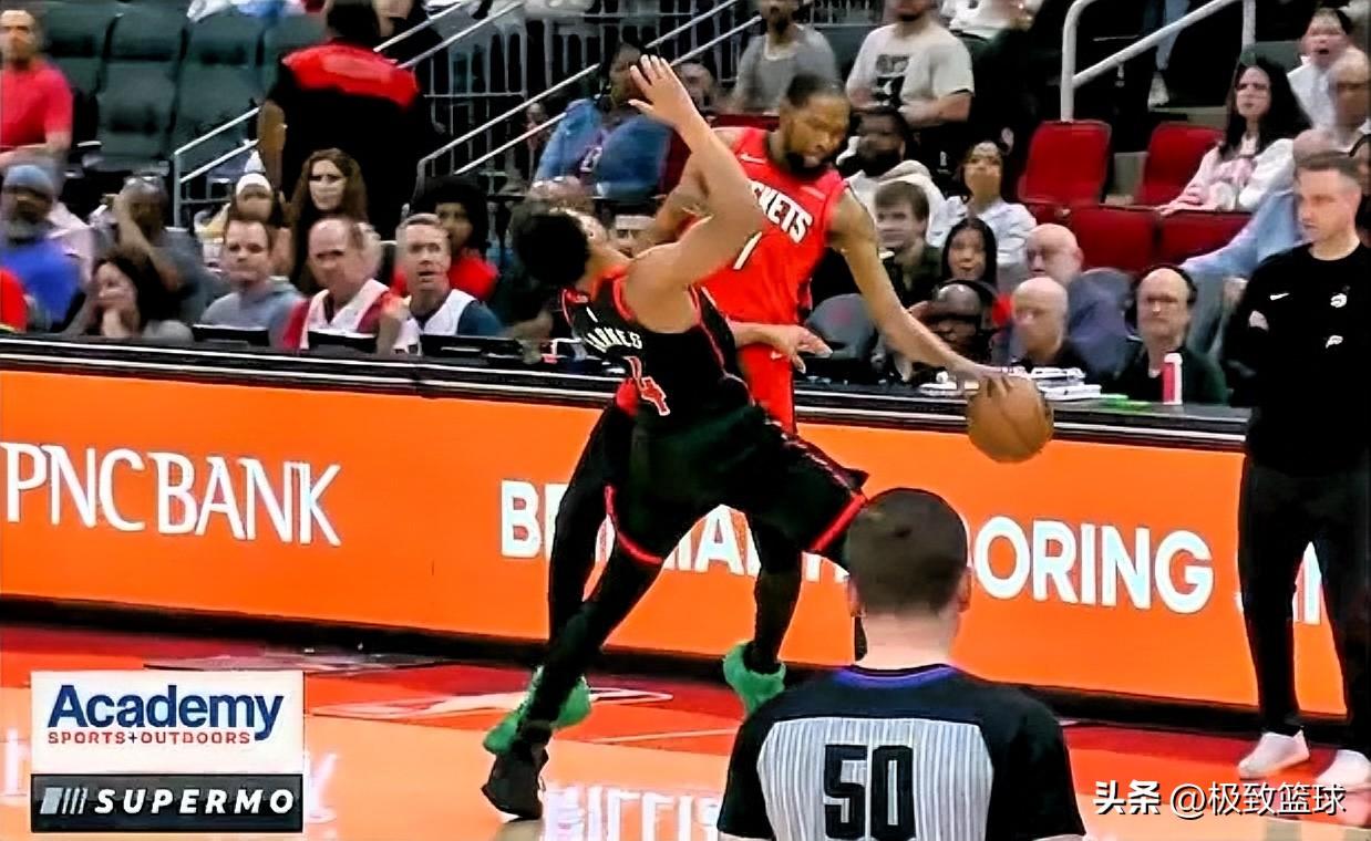 火箭老将杜兰特逃过一劫啊！在今日火箭对阵猛龙第二节比赛中，杜兰特运球挥肘打到巴恩