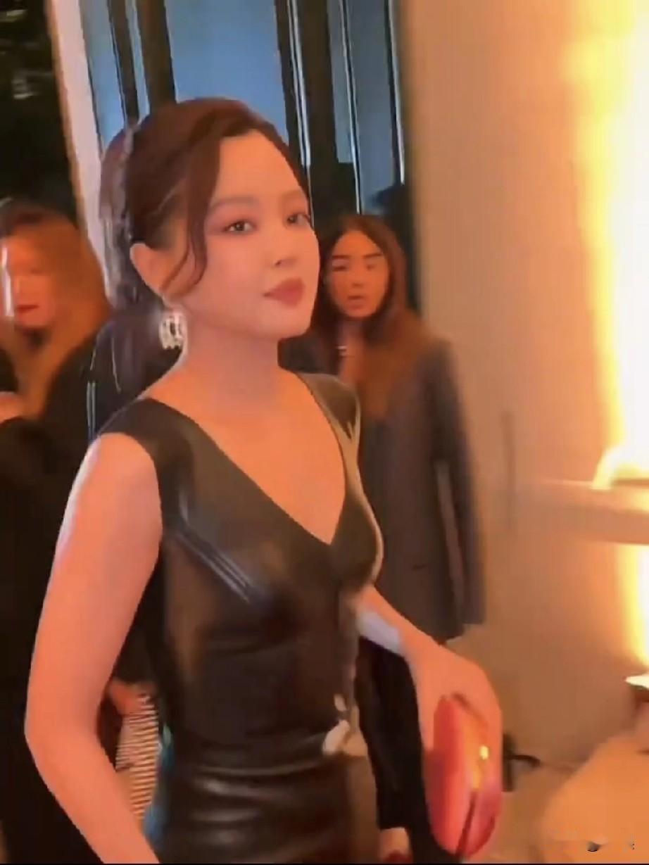 辛芷蕾皮裙参加活动