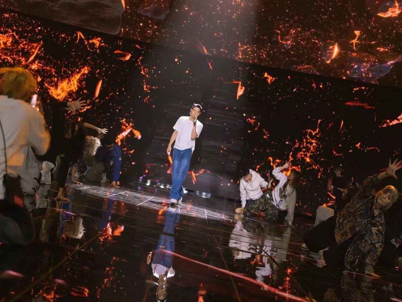 刘宪华又杀回东方卫视了 刘宪华杀回东方卫视跨年啦！彩排中成熟内敛，舞台爆发力却丝