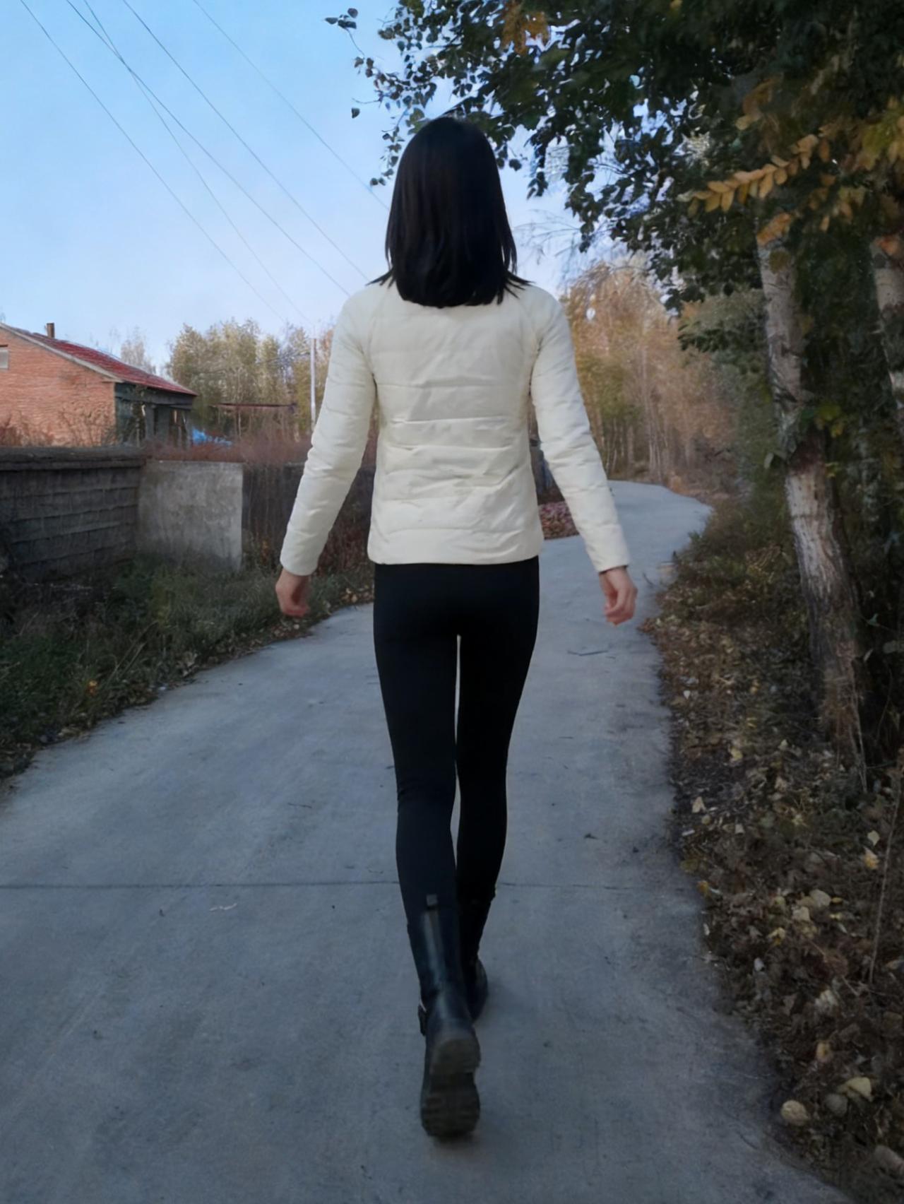 白袄裁霜覆玉肩，黑裤曳影入寒烟。
荒蹊落叶随征履，远树残阳映客鞭。
雁度长空声渐