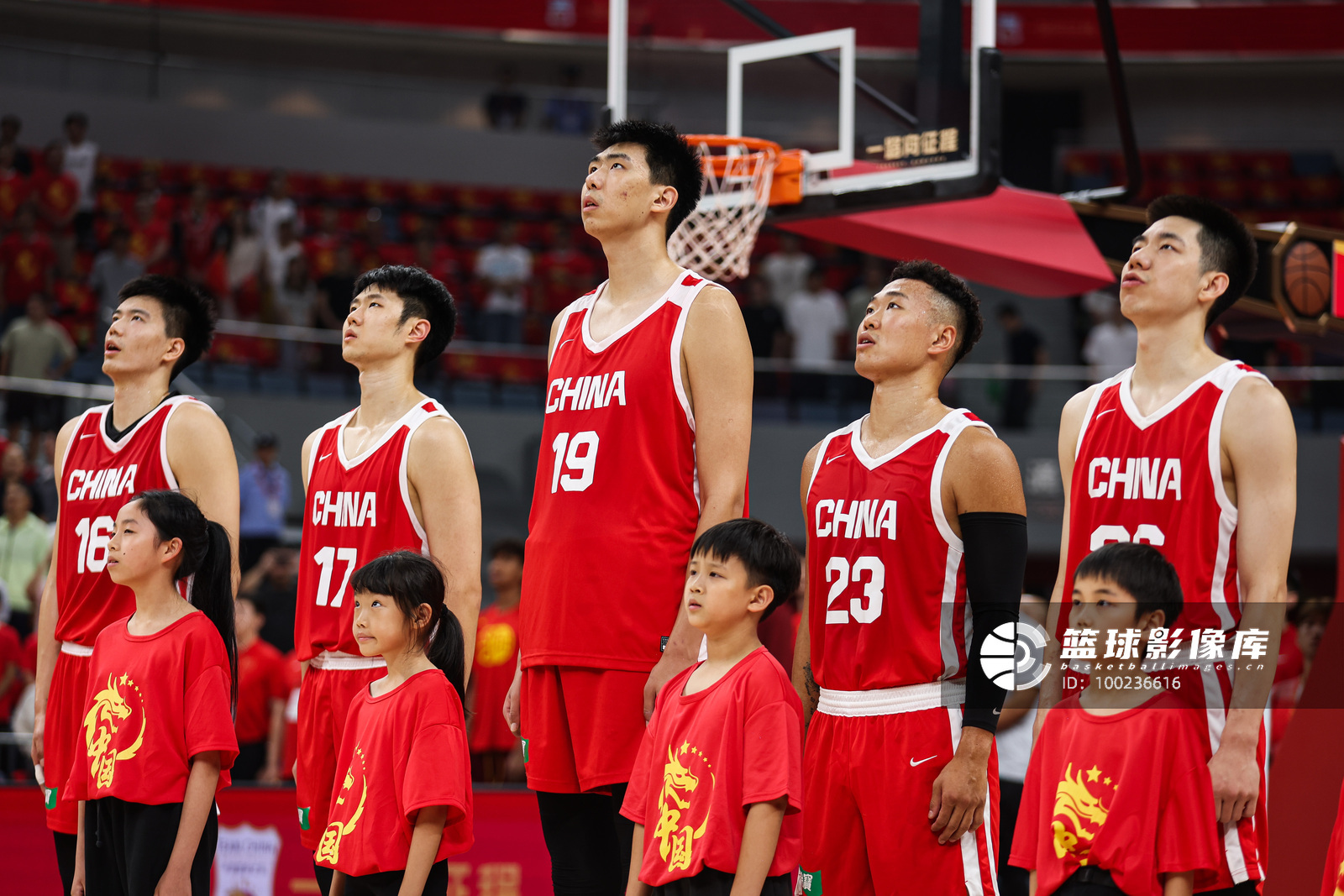 直播吧报道，徐昕将不会出战NBA夏季联赛，马刺曾向他发出试训和夏联邀请。徐昕之前