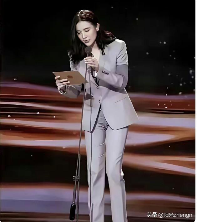 张蕾和宋佳同穿西装，对比还挺明显的。

宋佳穿西装版型特别合身，利落又有气质。