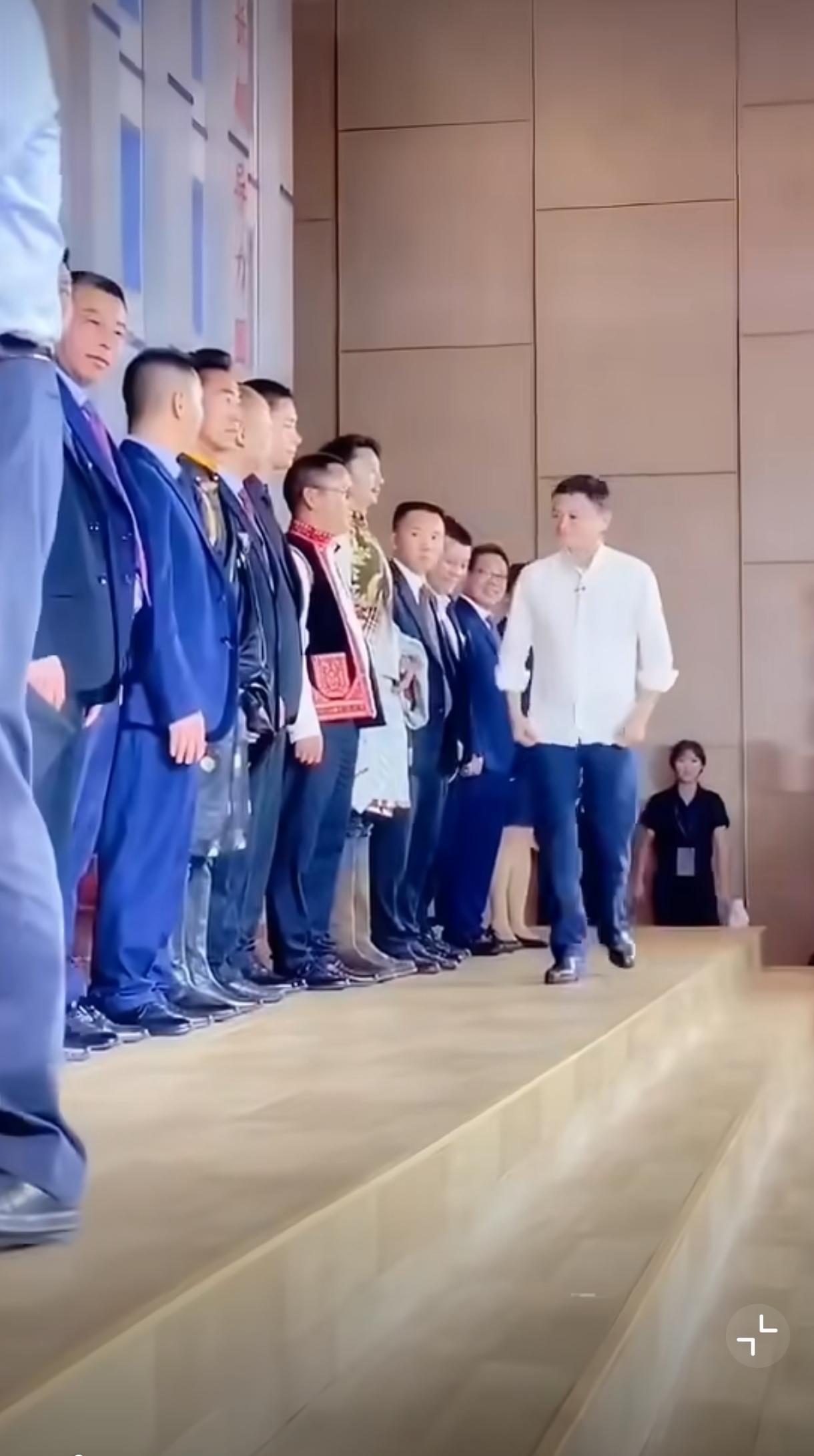 马云即使站在边上，这张照片不论到啥时候，大家看到的也还是他，能叫上名字来的也还是