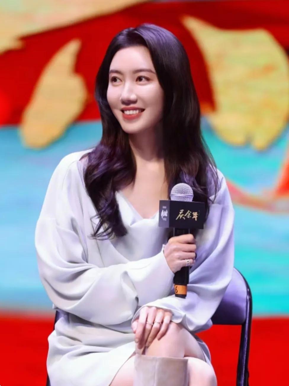 哇塞，好美啊！大眼睛，双眼皮，怎么会有这么完美的人，一袭乌黑的头发，看上去高端又