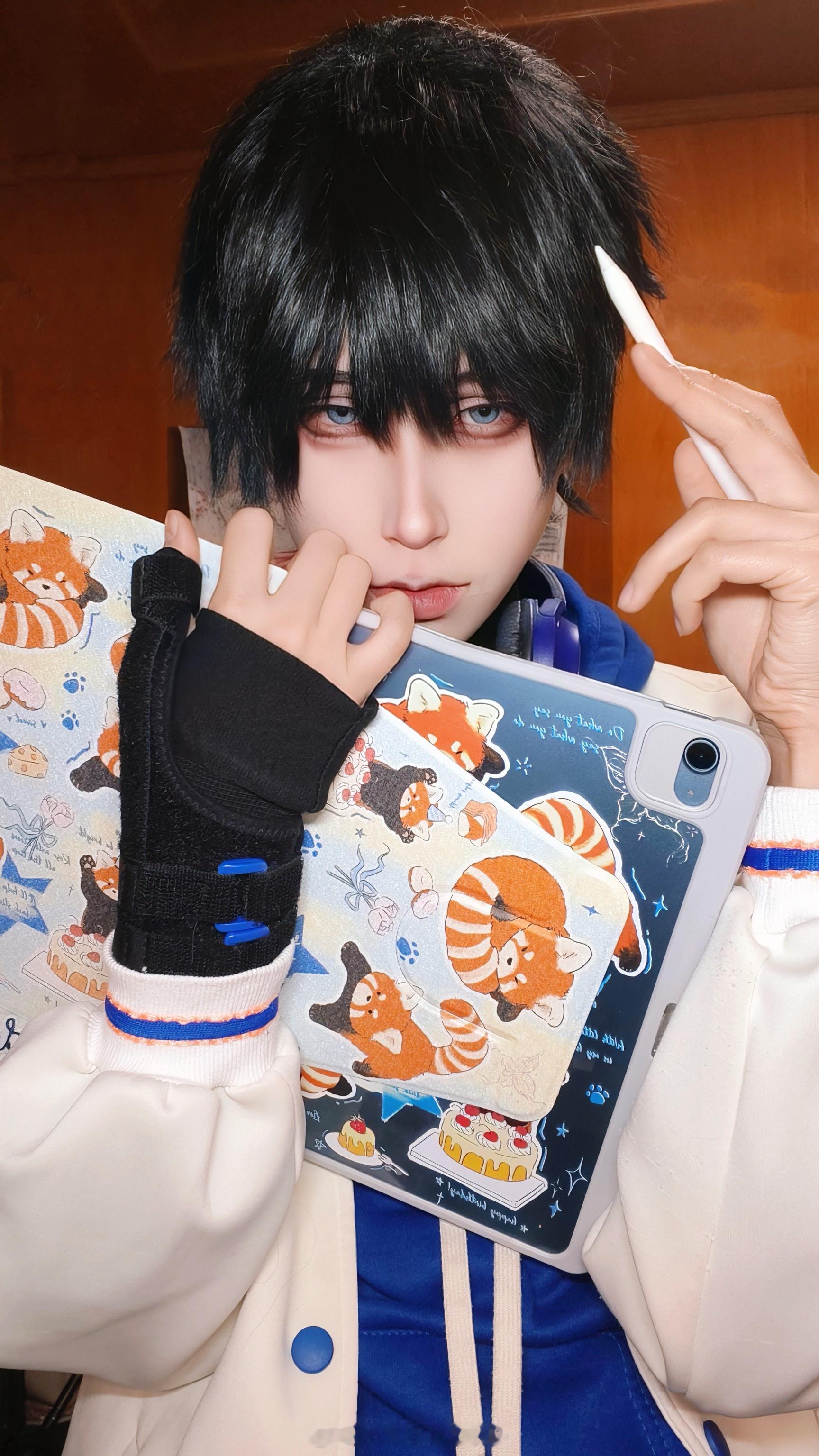 第五人格佣兵[超话]  IF线👑oph小队长签名会时候👑生气了？没，只是角度