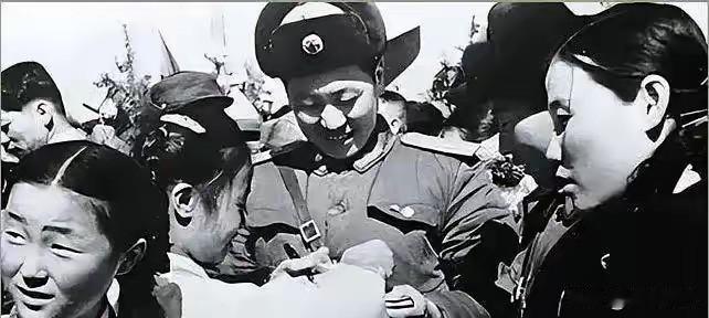 万岁军营长被判死刑，刑场朝鲜姑娘舍命相护，八字批示留住英雄性命
 
1953年，
