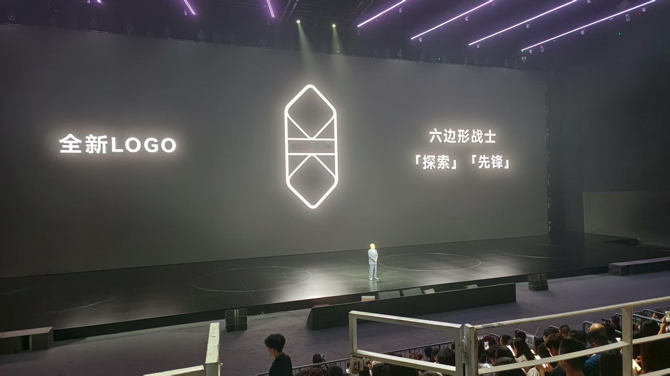 之前智界发展不太顺，销量不太理想。比如S7上市时因为交付、芯片缺货、工厂搬迁等问