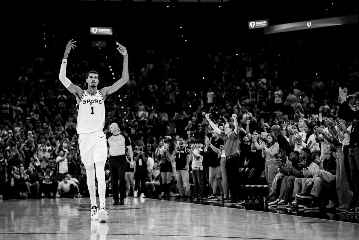 新赛季前三场比赛，文班亚马场均33.3分13.3篮板2.3助攻1.7抢断6盖帽，