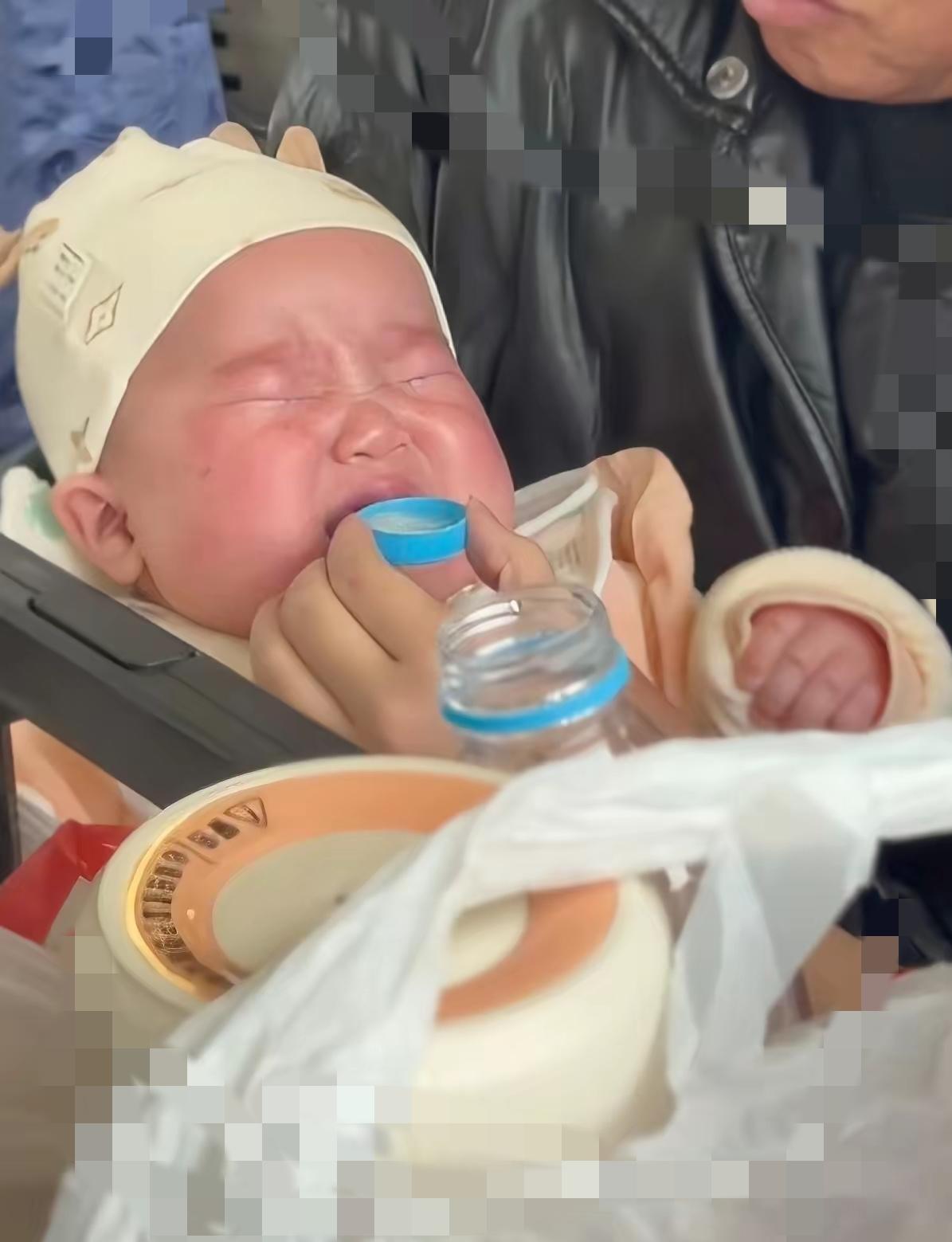 破防了！
       K234列车上，宝妈忘带奶瓶急到崩溃，陌生小伙的做法太圈