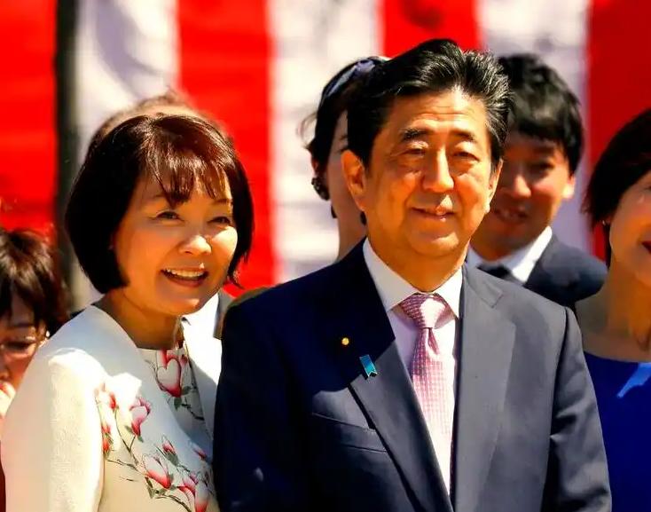 美国建制派可以因为少了一条Y染色体而断代，日本政治世家为啥不怕？因为美国这帮老钱