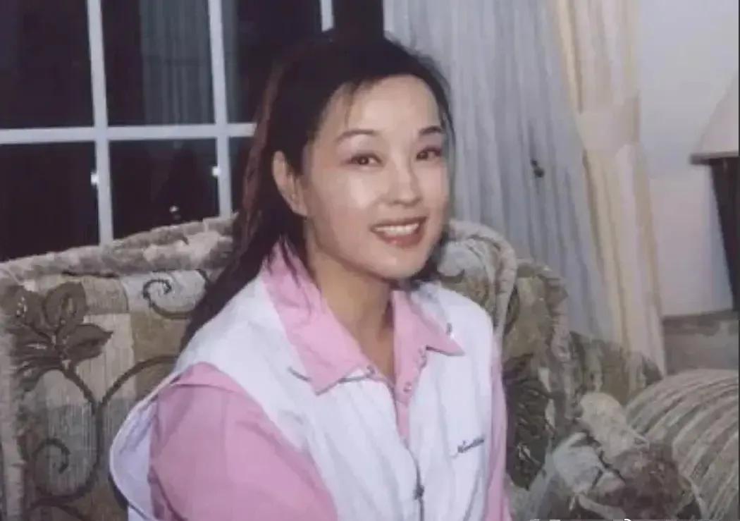 52岁的刘晓庆，在接受采访。五十多岁的刘晓庆，看起来就跟二三十岁一样，难怪年近6