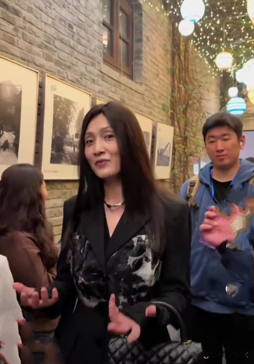 最美杨贵妃林芳兵60岁了，依然长发飘飘，美艳动人，近日，出席活动的林芳兵一头乌黑