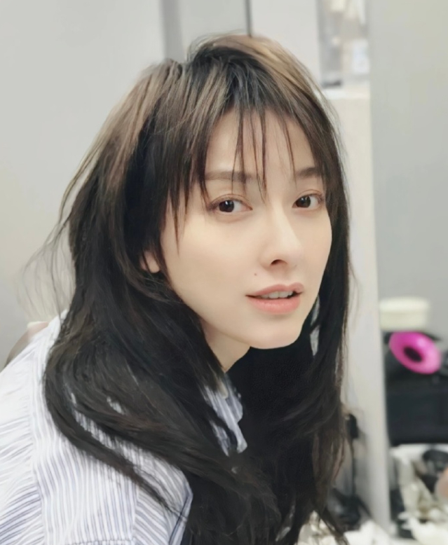 一点儿也不老，少女感十足[鼓掌][鼓掌]这居然是吴昕 ​​​