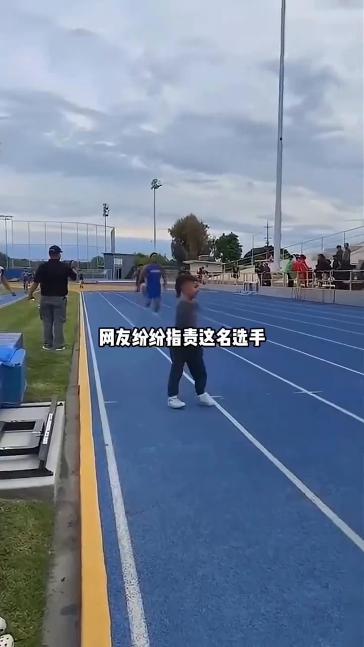 孩子乱闯跑道引发碰撞。
一名幼童突然冲进田径跑道，此时多名赛跑选手正全速冲刺直奔