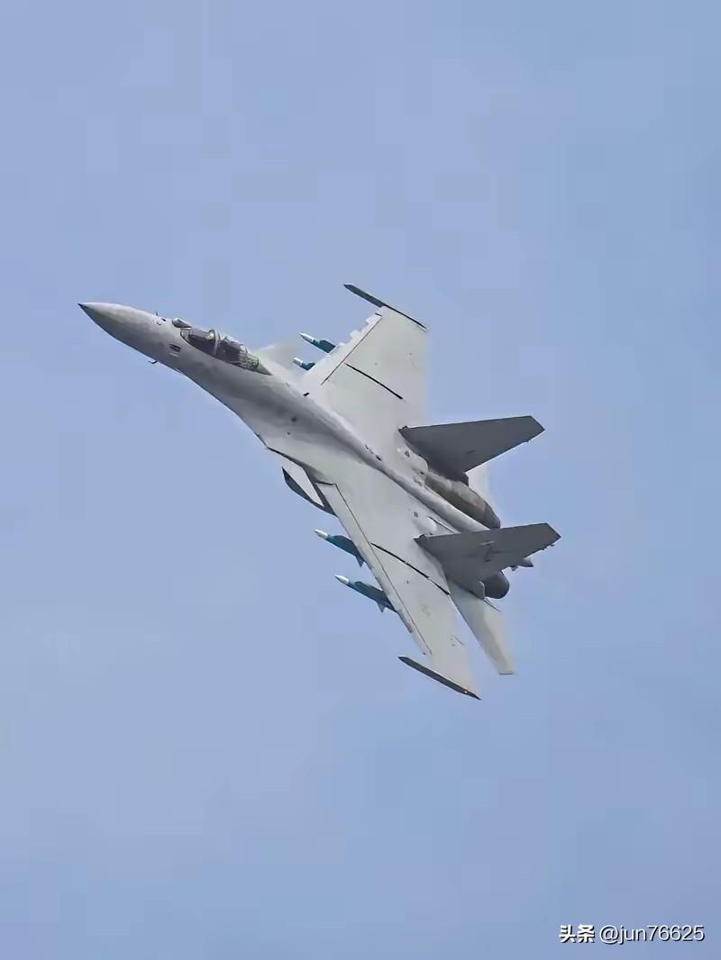 歼-15B是歼-15基础款的改进型，歼-15T是弹射型，两者同时存在吗？
目前网