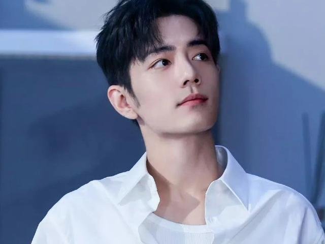 内娱穿白衬衫最好看的11位男星：张凌赫｜任嘉伦｜肖战｜成毅｜罗云熙｜郑业成刘宇宁