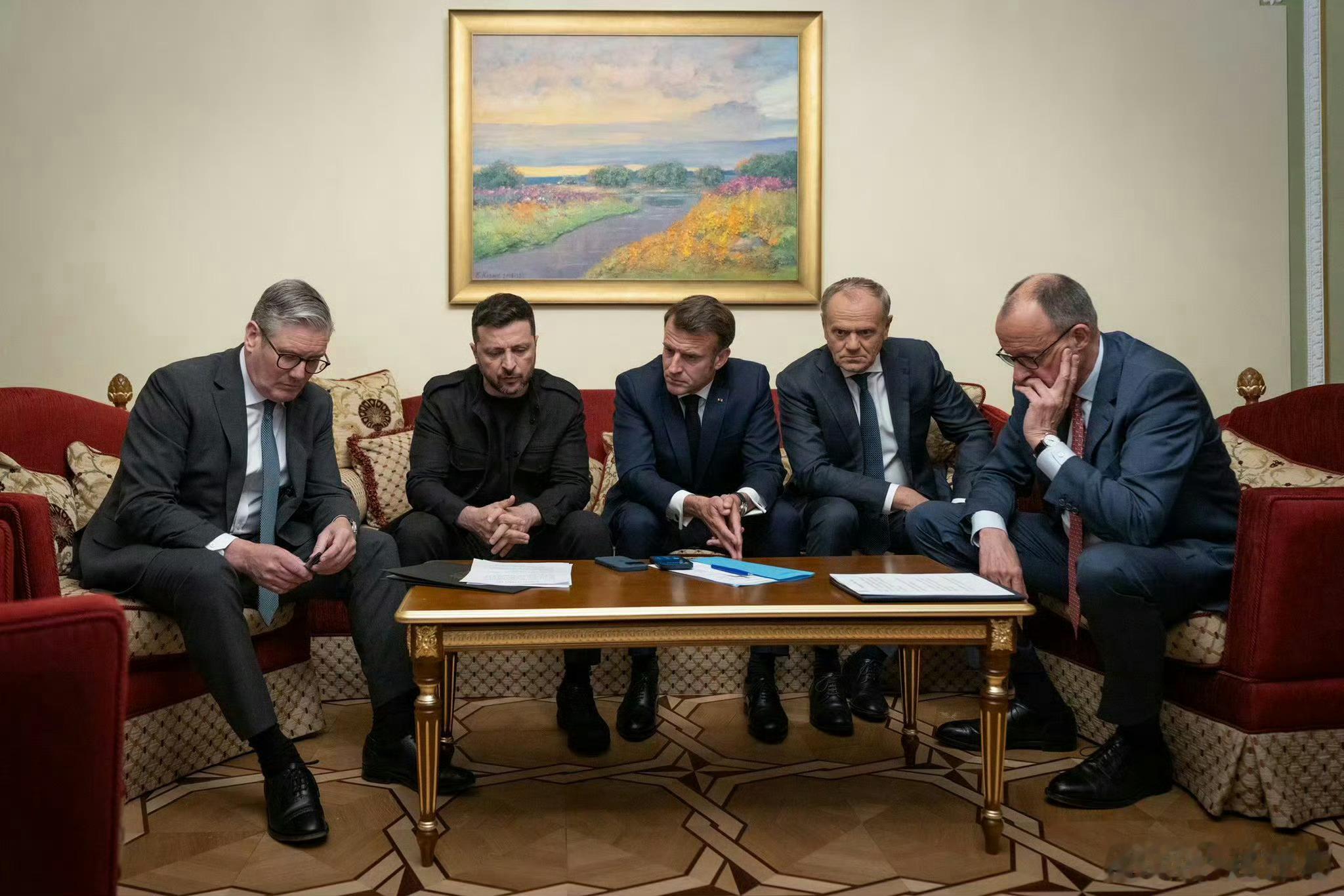 法媒称，美国提出新的俄乌和平协议后，英法德三国领导强调，乌克兰应当保有自卫的全部