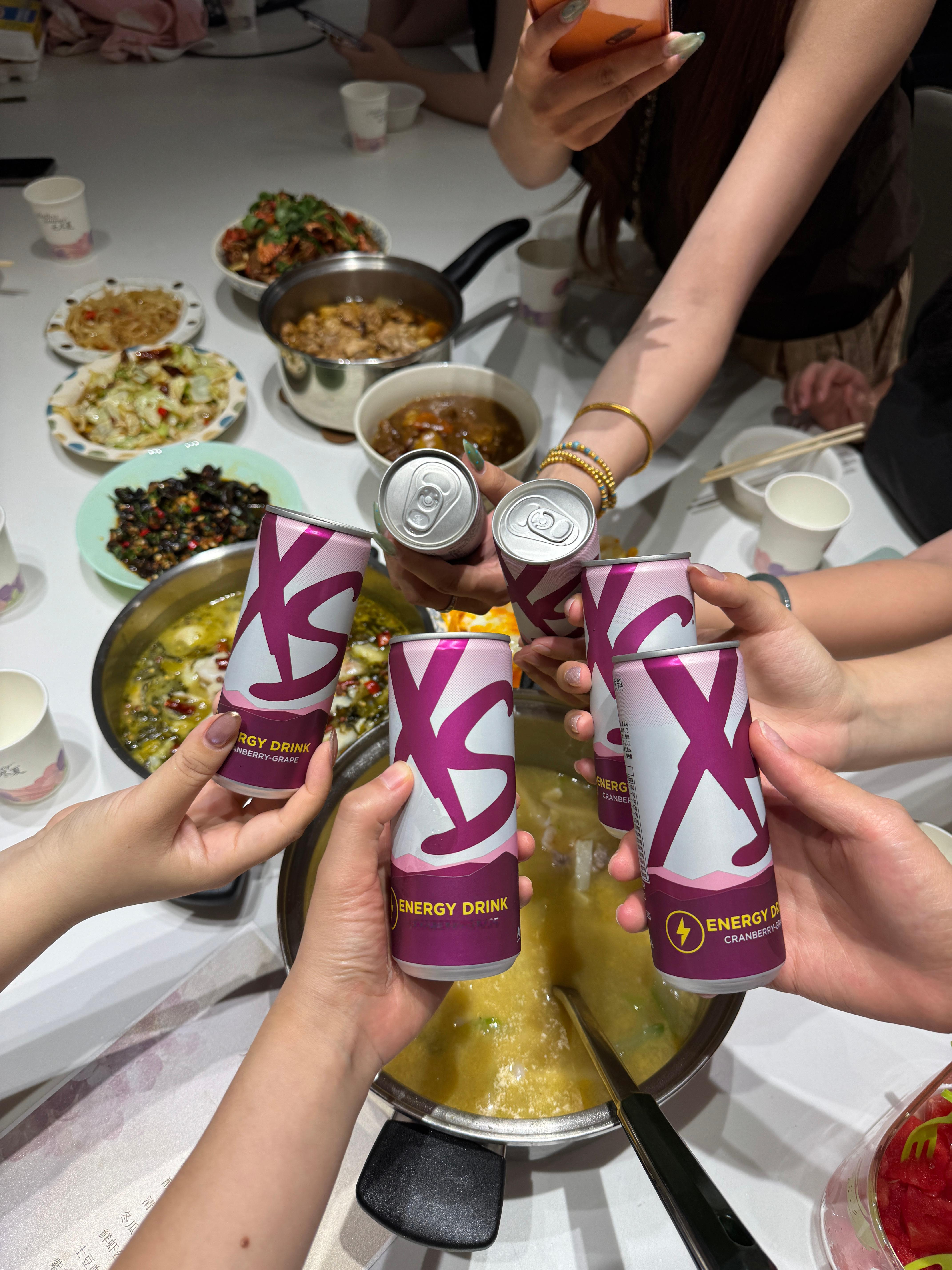 今日是工作室过家家。一人做了一道菜，没想到我们能整出一桌子这么好吃的菜来，吃美了