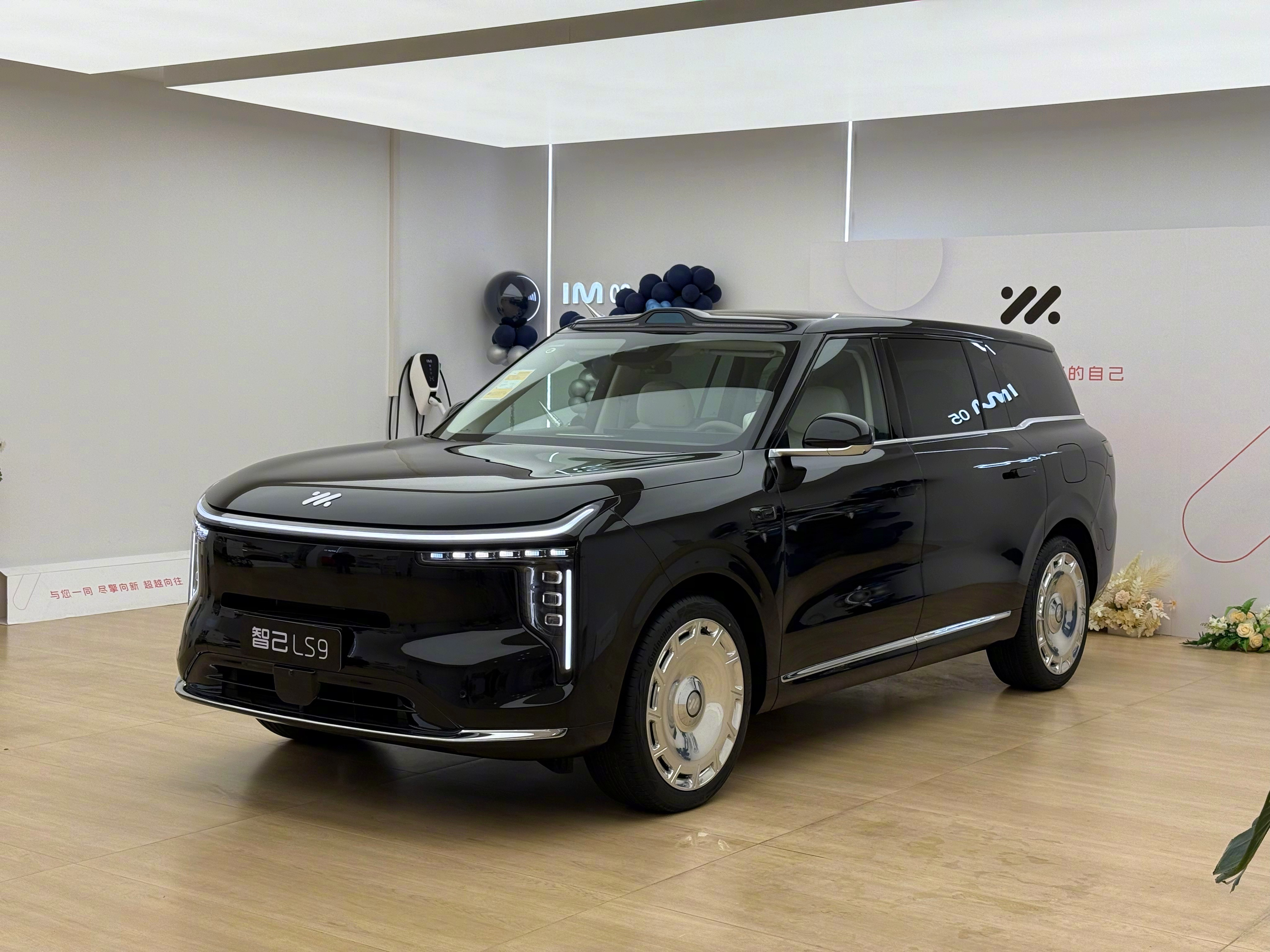 喜提智己LS9，30多万。66度增程后轮双向共24度转向带两把机械按摩座椅，比气