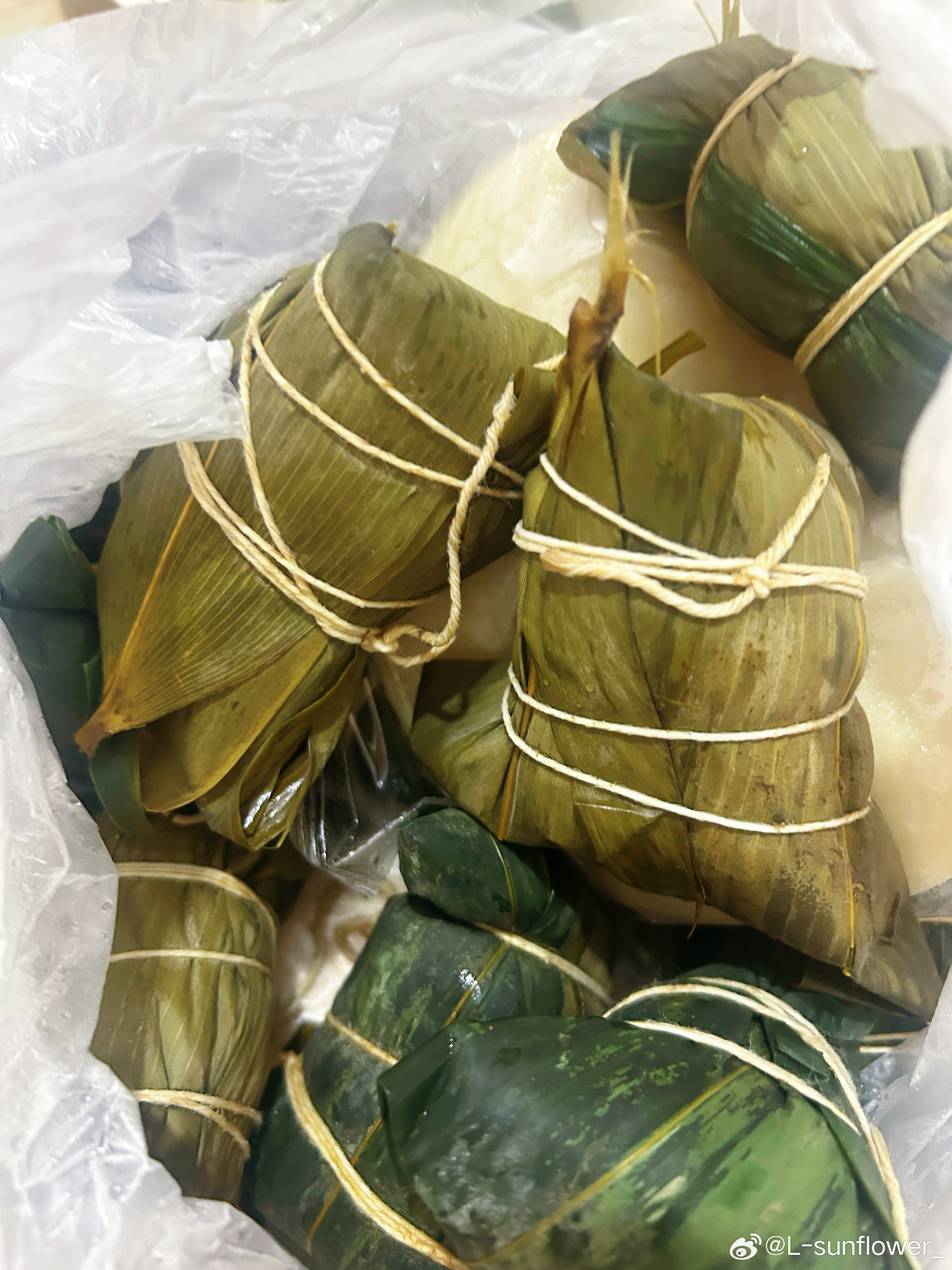 今天我姨（确切地说是我老公他姨）来带的粽子。油条。烤鸭。冻榴莲。都是我喜欢吃的还