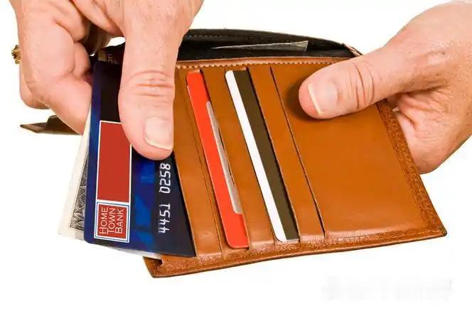 朋友赚了一笔大的，一年后又回去上班了。

多少人好不容易搞到点钱，第一反应不是存