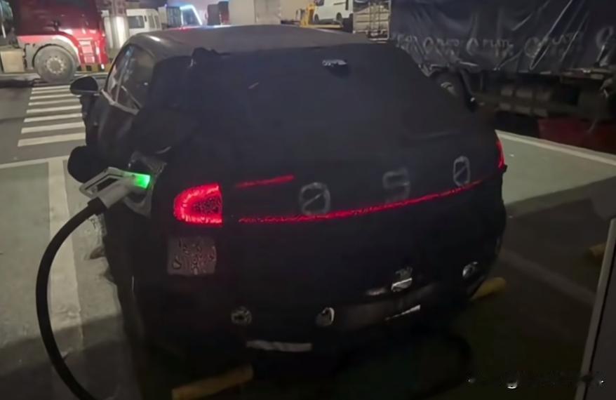 小米线下一款走量车型，尾灯看起来和SU7保持一致，虽然是一台SUV，但这款车并不