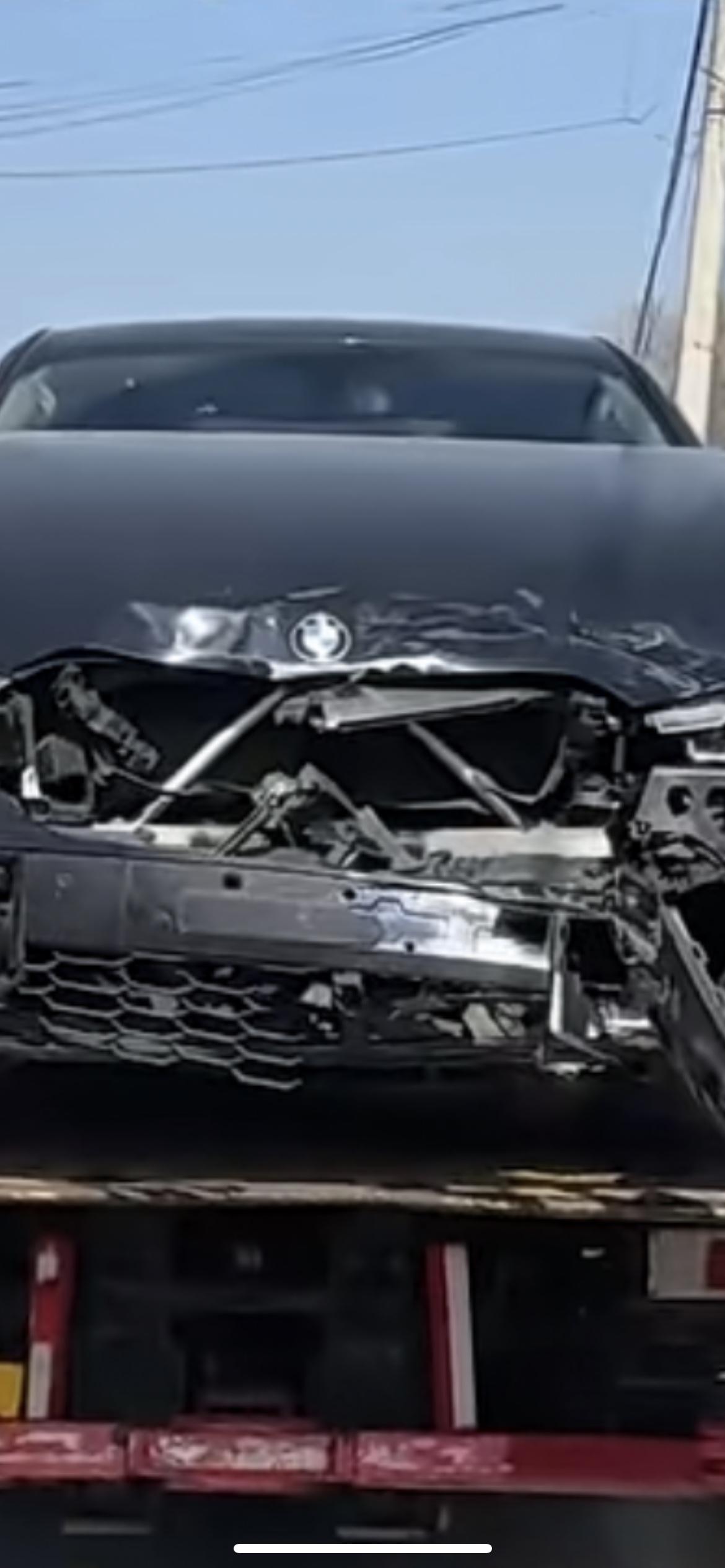 2月20日安徽阜阳，小伙驾车出事故，刚还清车贷的宝马撞毁了，小伙微笑合影：人没事