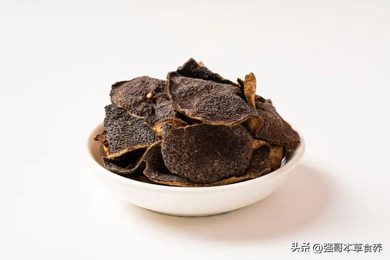 怎样检验陈皮是不是好陈皮? 检验陈皮是不是好陈皮，门道可不少。
先看外观，好陈皮