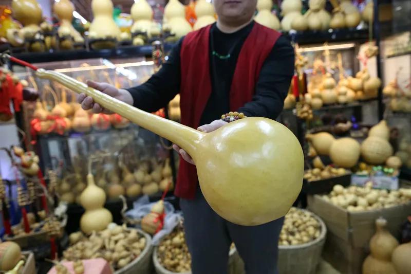 家人们，最近沈阳出了个让人又好气又好笑的事儿。沈阳二环快速路旁的隔音墙上，不知道