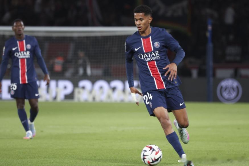 法甲第15轮比赛，马尤卢破门，巴黎主场2-0领先雷恩。巴黎队史打进10球最年轻球