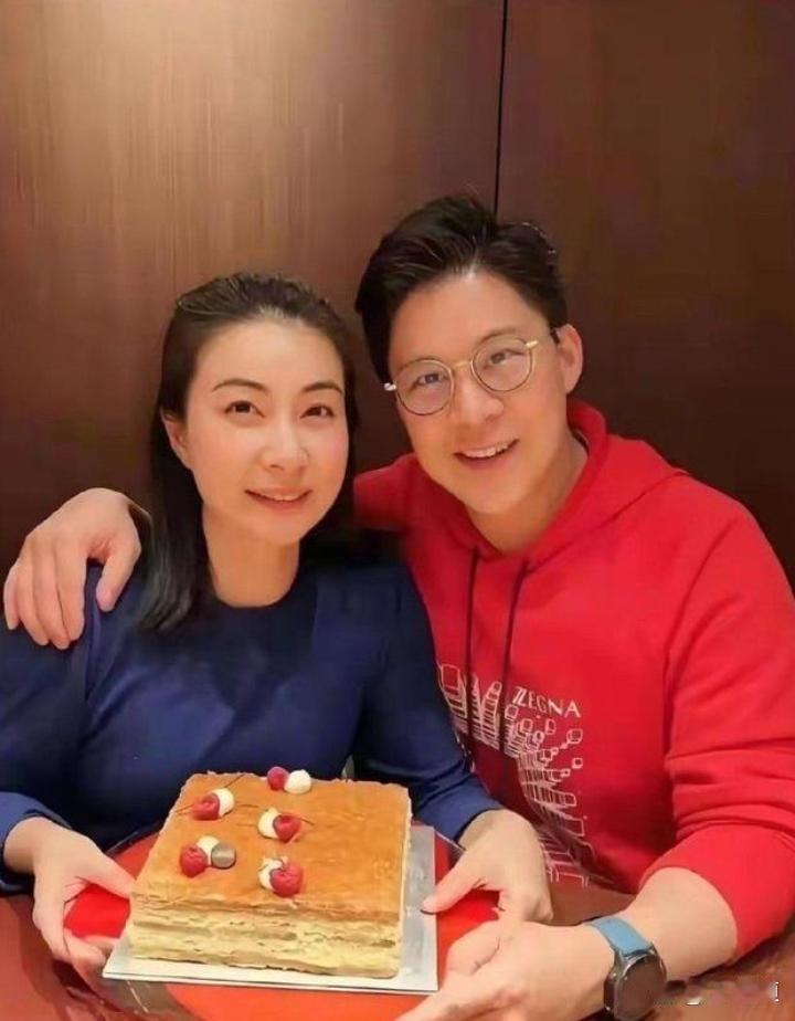 幸福!霍启刚拜年秀恩爱:我和晶晶结婚13年,郭晶晶一脸懵:13年了么



郭晶