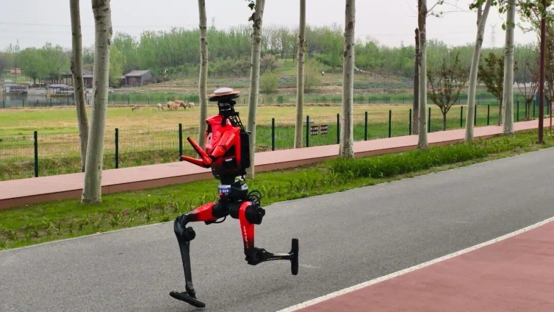 2026人形机器人半程马拉松赛最终成绩前三名。今年与去年相比，最大变化是：自主导