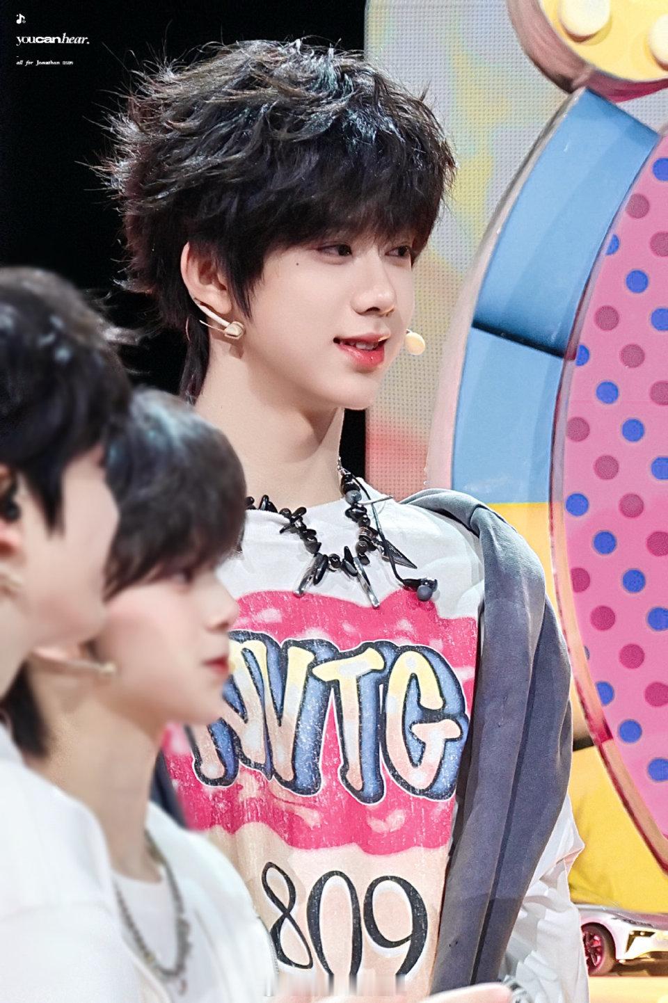 陈奕恒川渝春晚饭拍陈奕恒川渝春晚饭拍，卷毛小狗好可爱呀。。。 