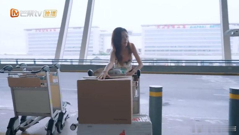 只有近视眼才懂张予曦张予曦机场推行李车，看到毕雯珺在和人唠嗑，眯眼看了好一会儿，