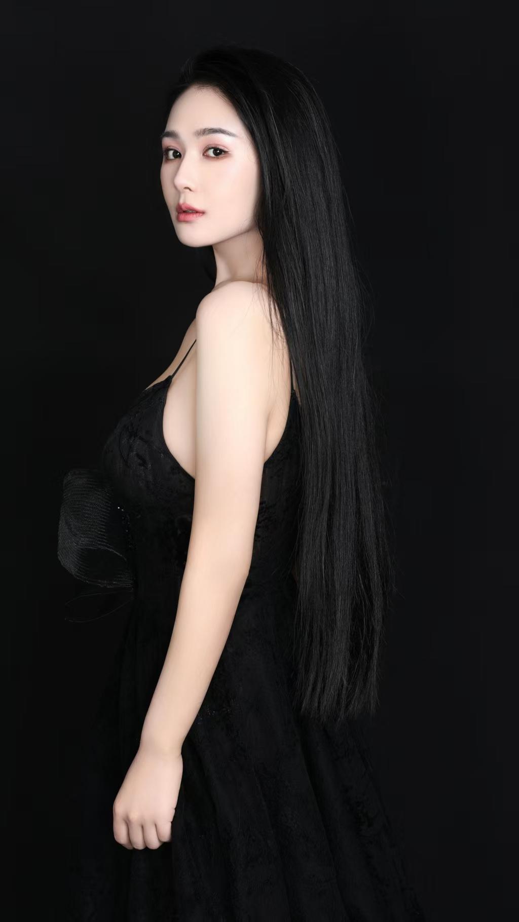 边熙蕾，满族，1999年生于辽宁，毕业于北京电影学院，中国内地女演员、模特、歌手