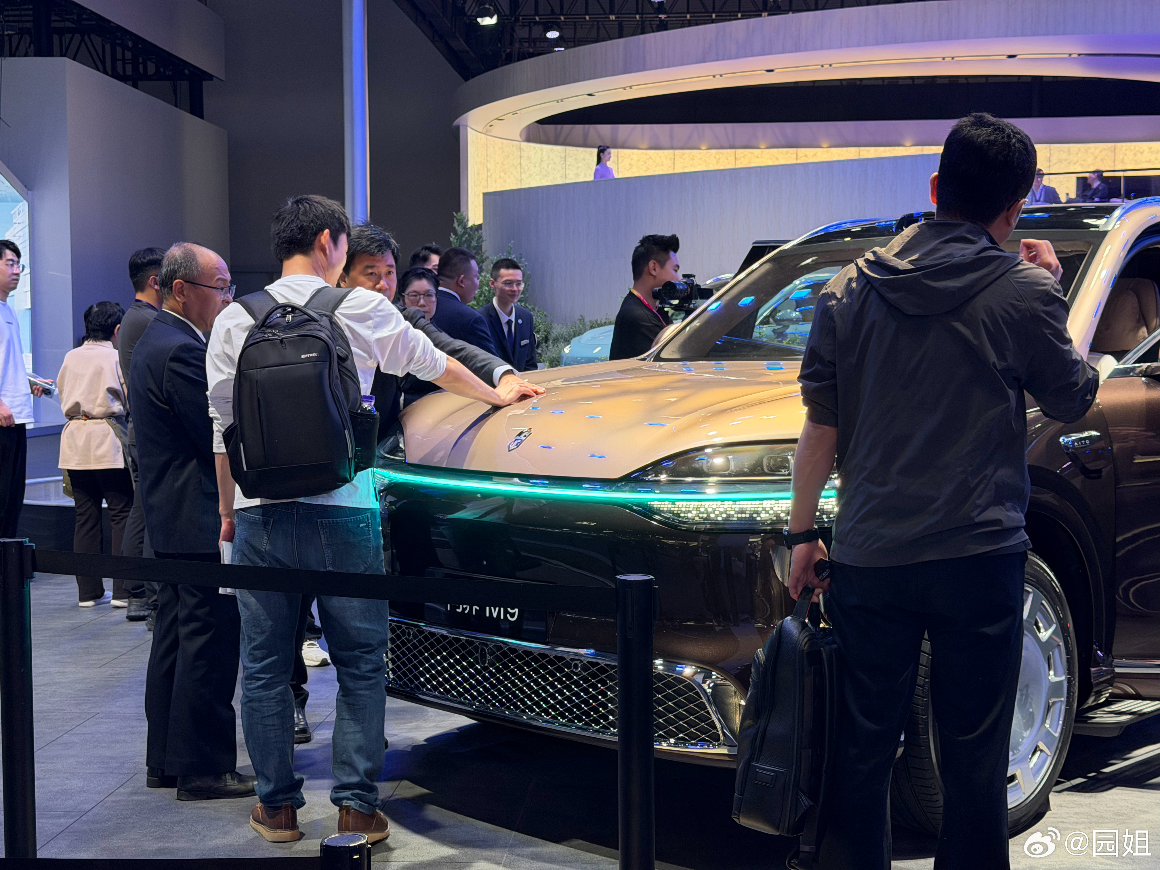 鸿蒙智行展台依然火爆，现场大多都在看刚发布的新款问界M9和M6，智界V9也有很多