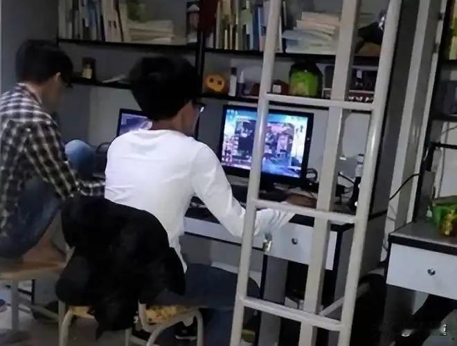 大学宿舍藏着多少谎言！孩子夜夜熬到凌晨挂科不断，父母每月打钱却全程被蒙骗
 
 
