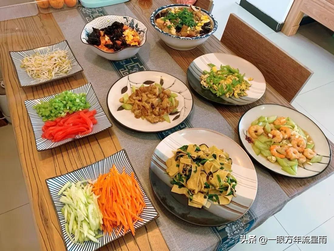我早晨刷牙，中午起来上班刷牙，晚上刷牙，也刷舌苔。
我感觉牙齿和口腔卫生很重要，