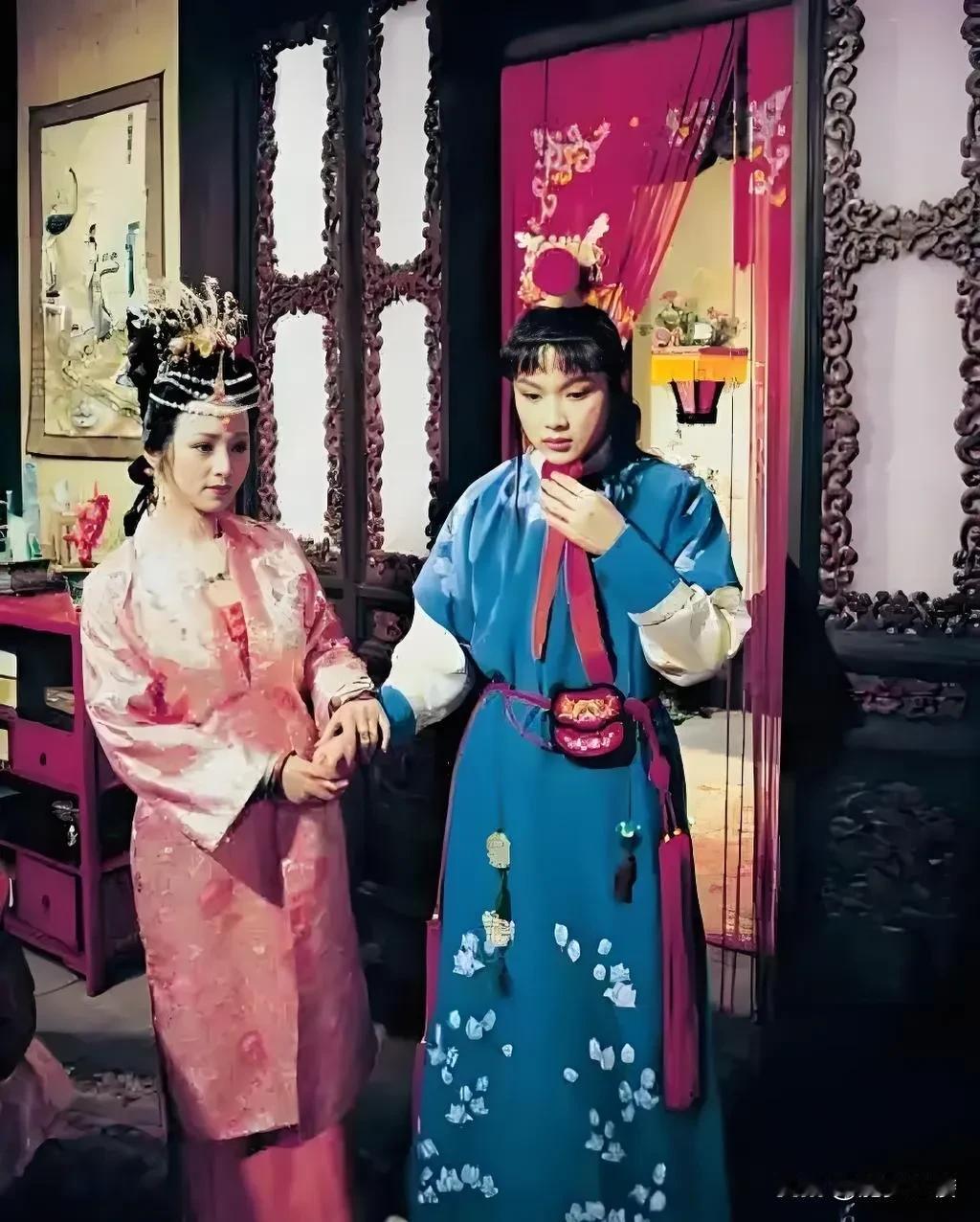 红楼梦的写作手法绝对是独一无二的。
虽然在任何时候都不能否认它是一部小说，但是由