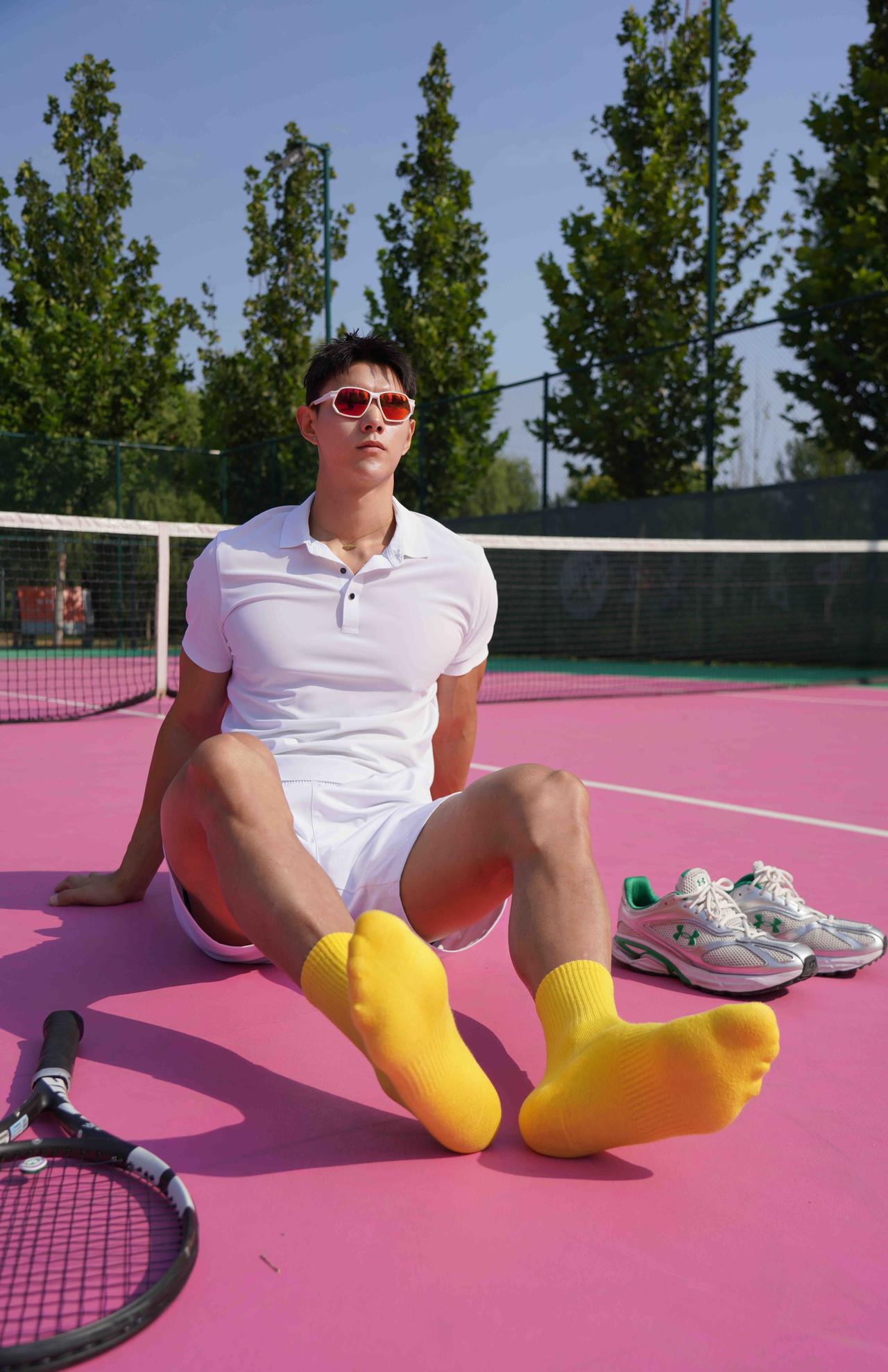 刚结束一场酣畅淋漓的网球🎾
直接坐地休息疲惫感瞬间被阳光舒适氛围消解
户外网球