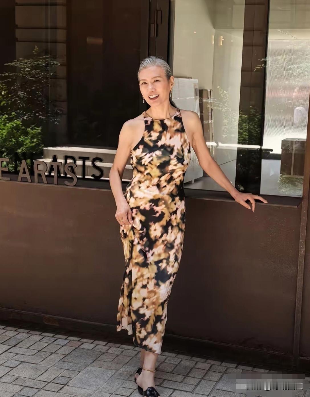 该多自律68岁奶奶这般模样。
太令人羡慕了。
这身材真好，挺拔又苗条，像18岁的