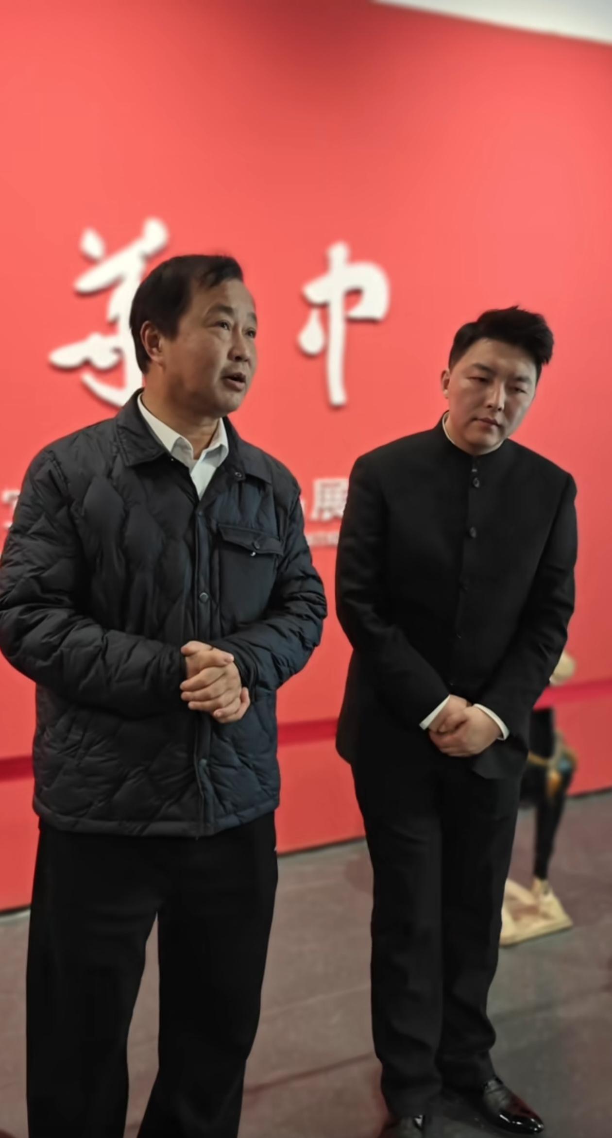 沈巍来到丝路国际艺术中心参观画展，说希望油画“南有冷军，北有雨戈”，西安的粉丝们