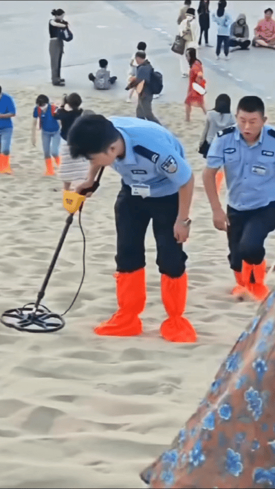 敦煌奇景：警察沙海“挖”手机！在海边，有人赶海收获海货；在敦煌，警察赶沙“挖”出