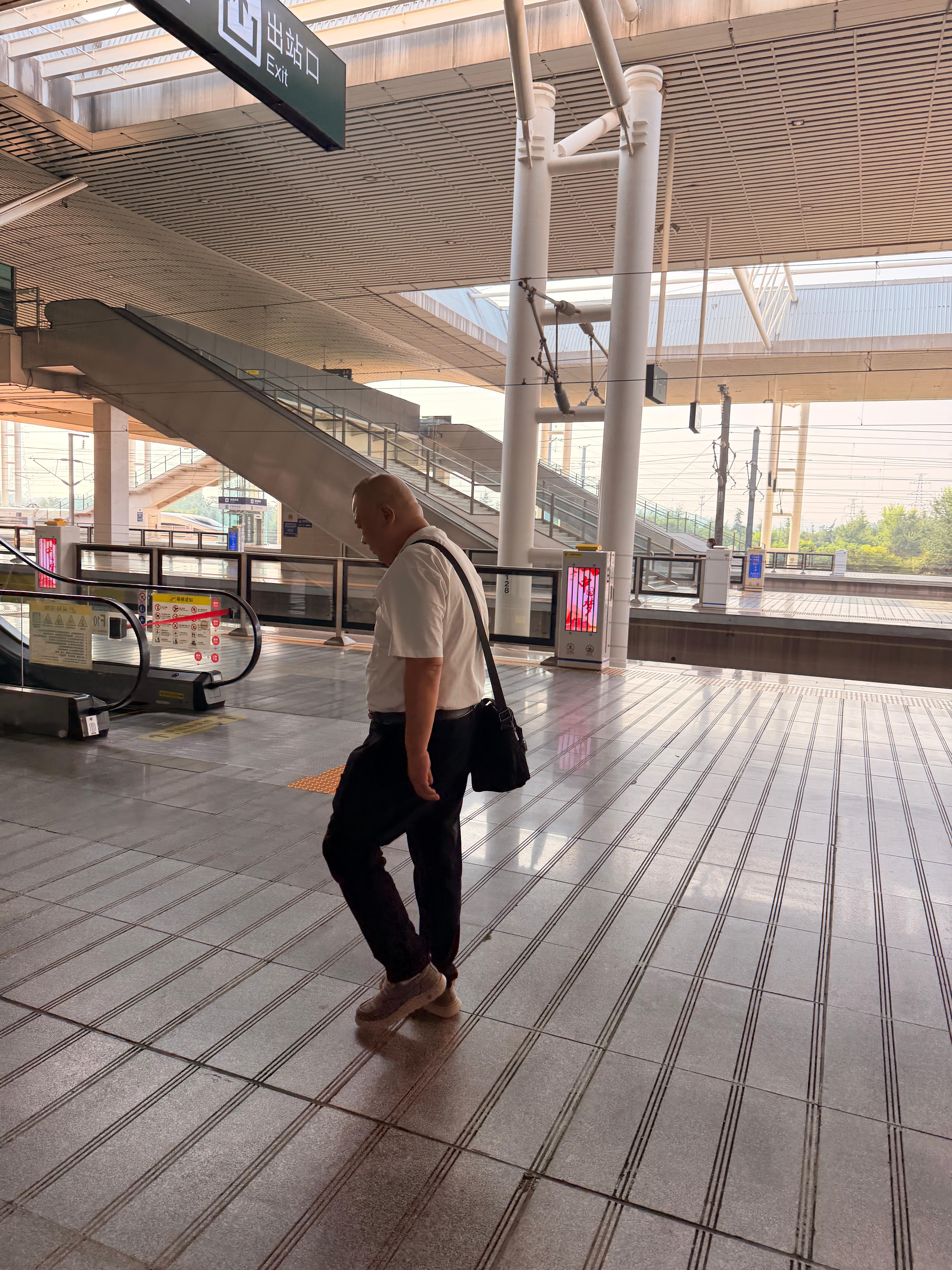 领着俩助理出门办事 （正经事） ​​​