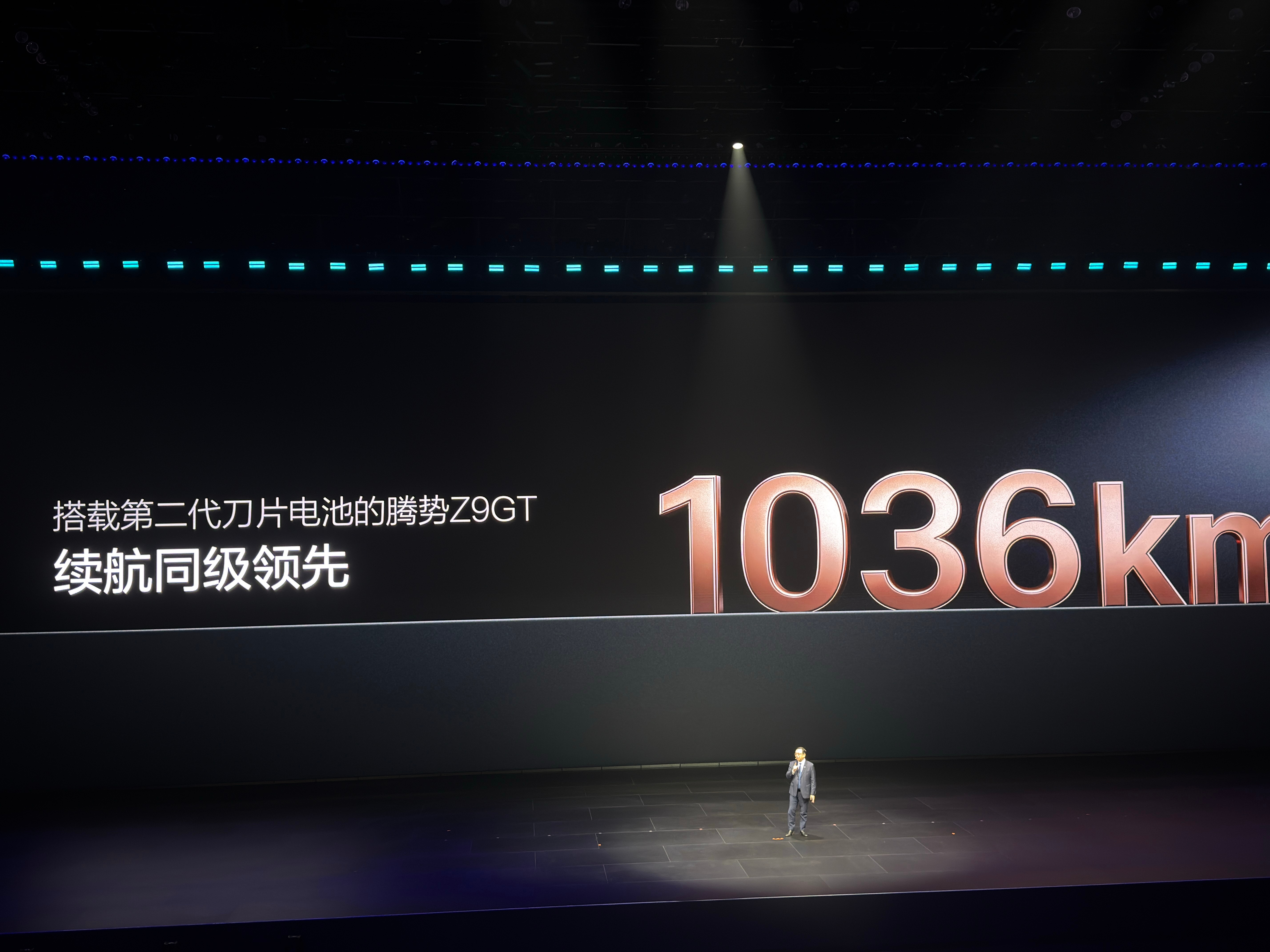 “闪充”与“高能量密度”是一对矛盾体，就目前而言，未来的方向我感觉一定是充的快，