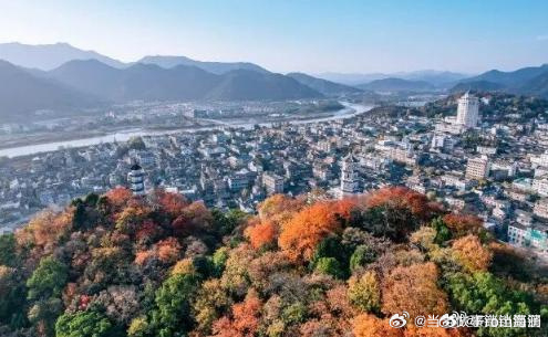 一亿次奔赴诗路高铁打开临海发展新画卷诗路高铁架起发展快车道，串联美景、融通产业、