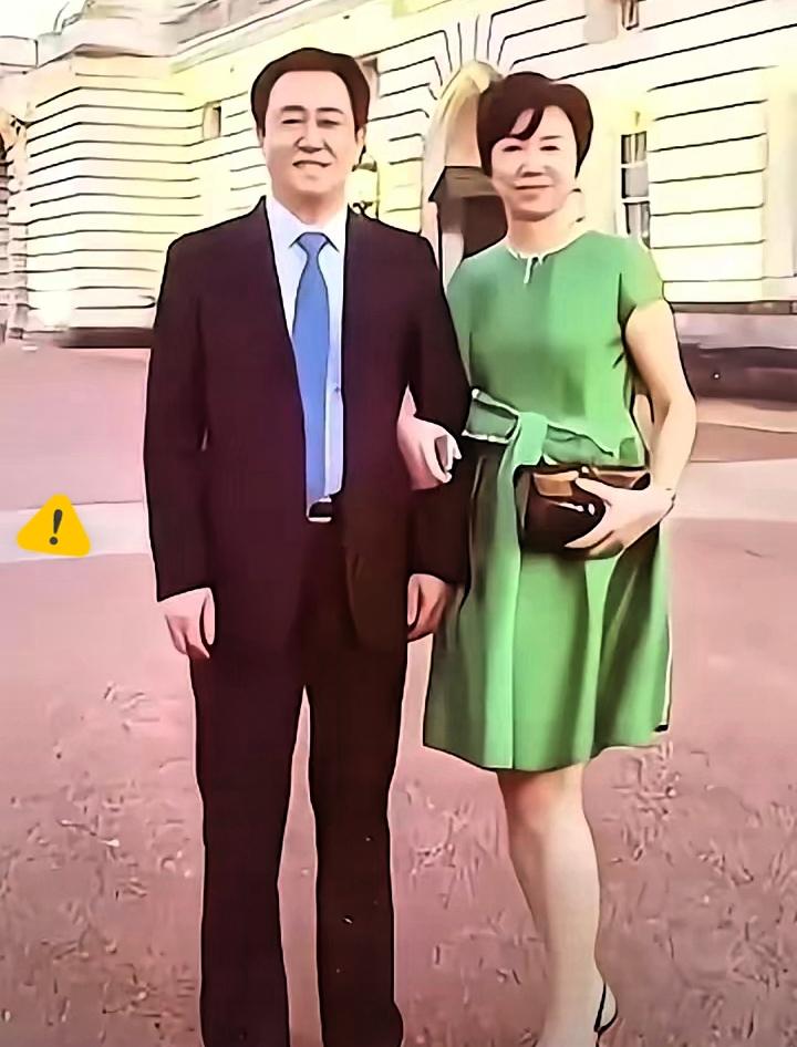很多人会好奇：远在海外的丁玉梅，看到许家印父子涉案宣判的消息，看见相伴近四十年的