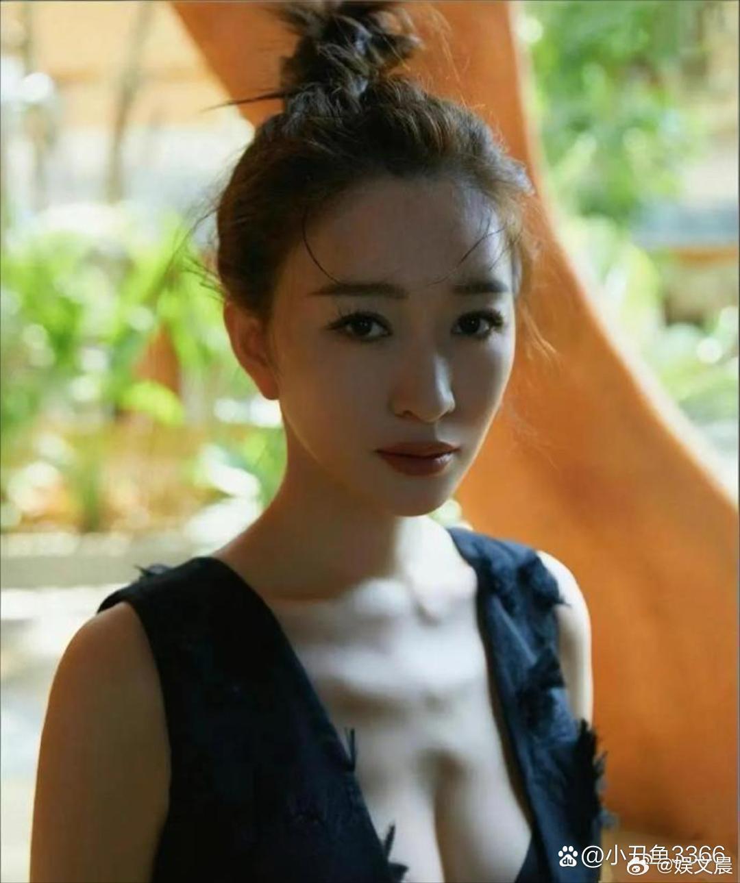 李小冉早期模样，容貌清丽身形纤瘦，氛围感拉满，妥妥的纯欲天花板。 