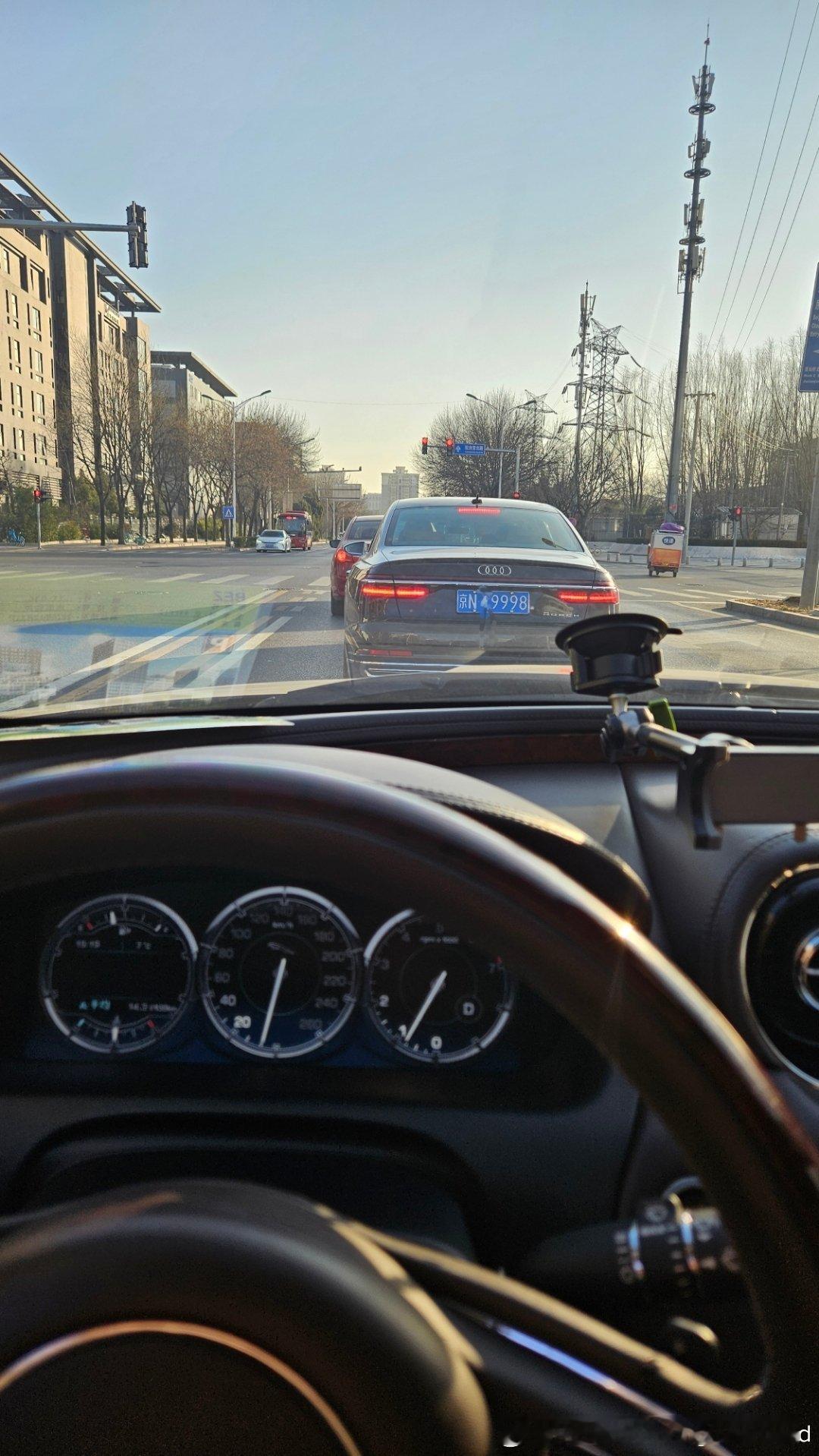 路上偶遇奥迪A8L霍希，看车型以为开车的是刘德华，看车牌以为是教父，跑到正面一看