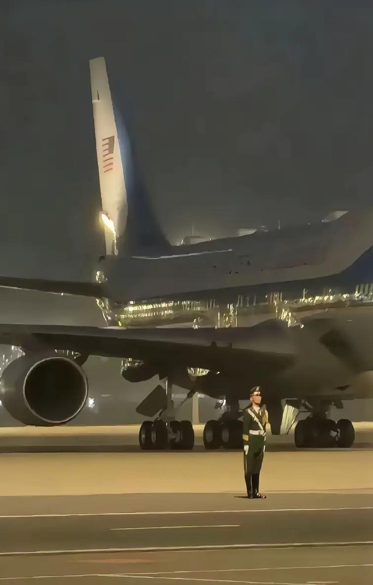 一夜震撼全球！中国礼兵，战出大国底气。一夜震撼全球！中国礼兵，战出大国底气。夜色
